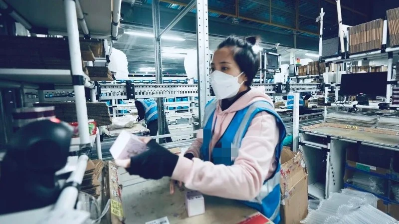Goods-to-person picking system Goods-to-person picking system